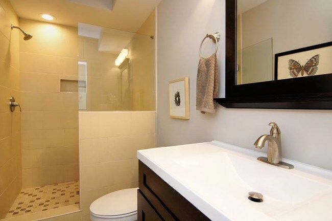 Cuarto de baño con azulejos cerámicos - Zoe Llc