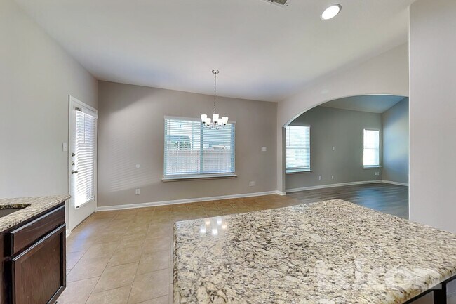 Foto del edificio - 2832 Mistywood Ln