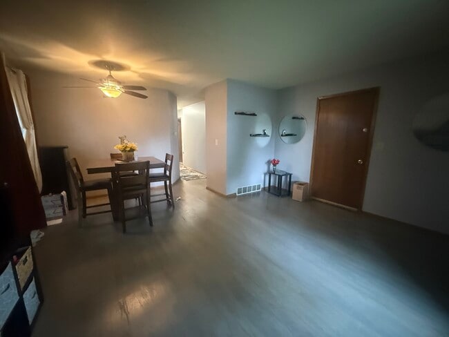 Building Photo - 307 S 76th St