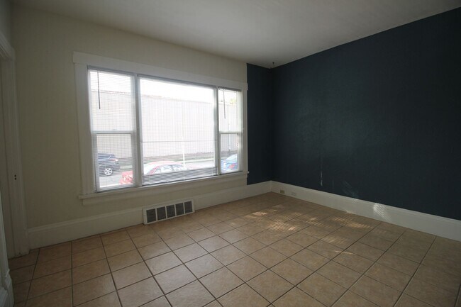 Building Photo - Charming 2-Bedroom Duplex for Rent! State ...