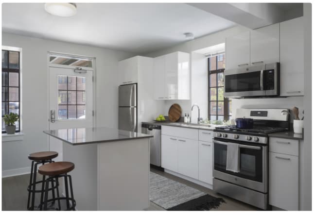 Building Photo - 2000 W Diversey Pkwy