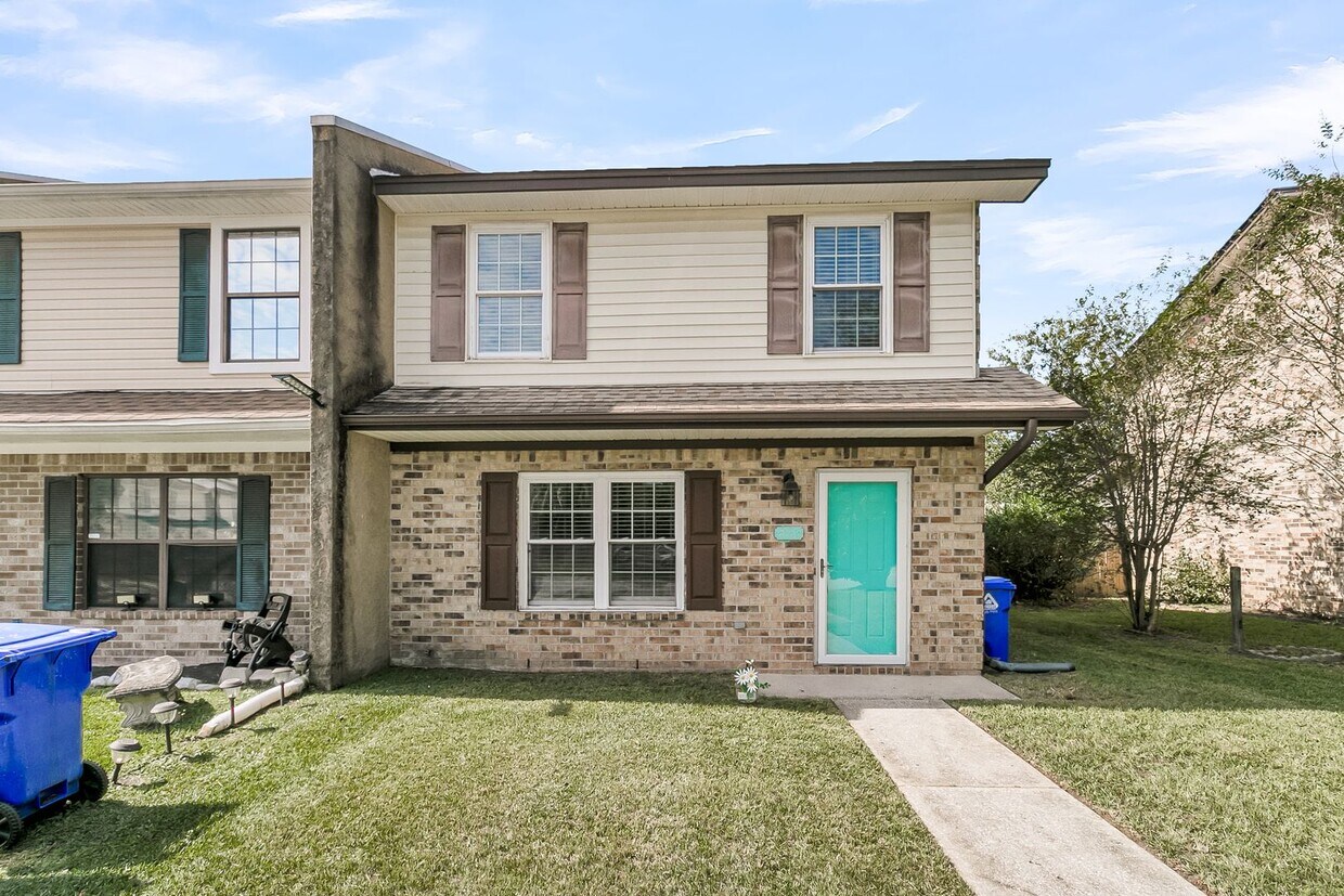 Foto principal - 3 Bedroom 1.5 Bath Town Home in North Char...