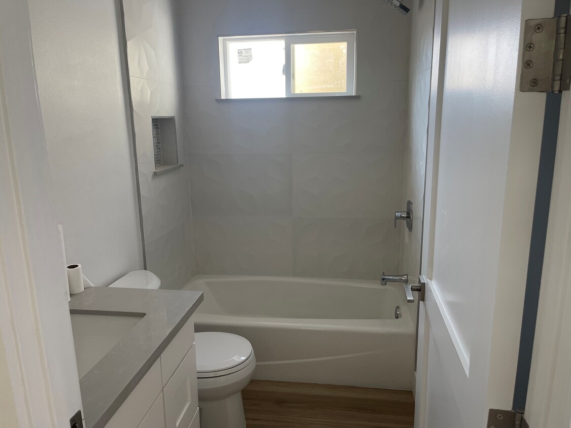 Foto principal - 15842 Mayall St