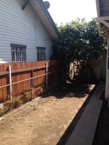 Building Photo - 530 W 59th Pl