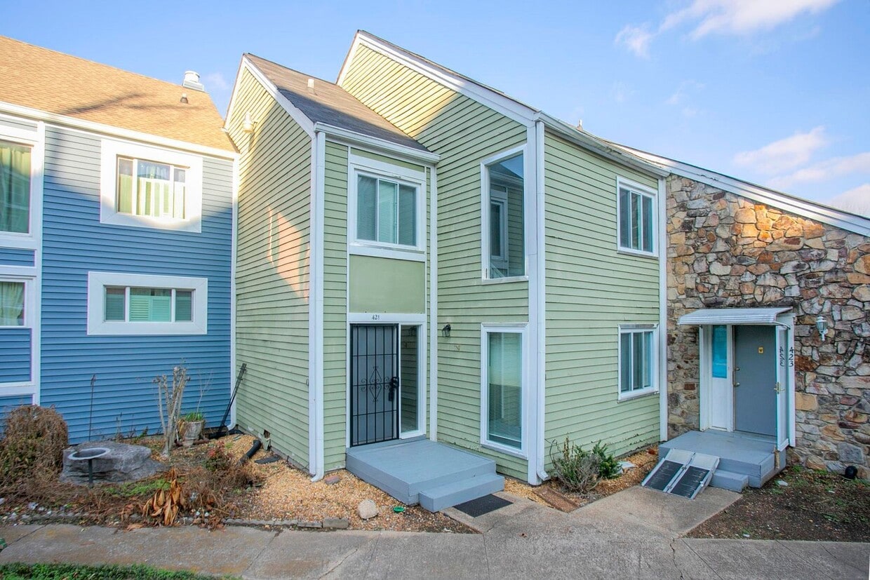 Foto principal - 421 Raintree Dr