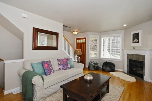 Building Photo - 2Bd/1.5Ba Seattle Townhome