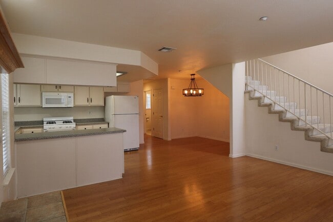 Foto del edificio - Lovely Cottonwood Glen Townhome