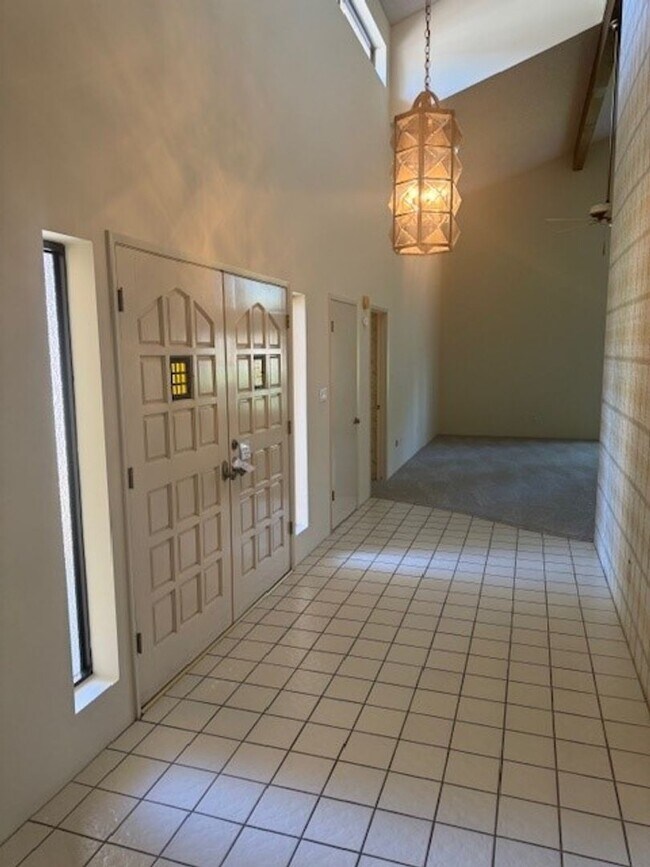 Building Photo - 2300 El Portal Dr