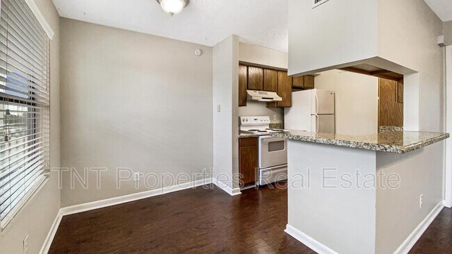 Foto del edificio - 4441 Old College Rd