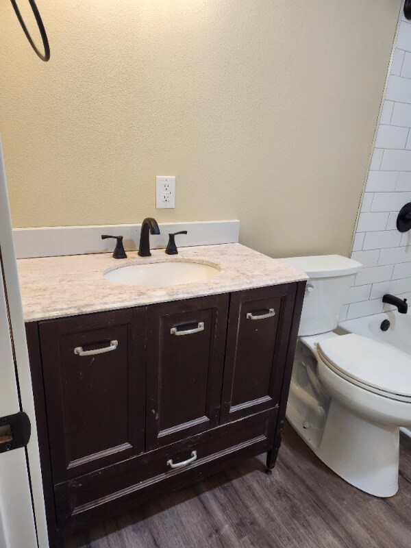 Building Photo - 974 SE Roberts Ave