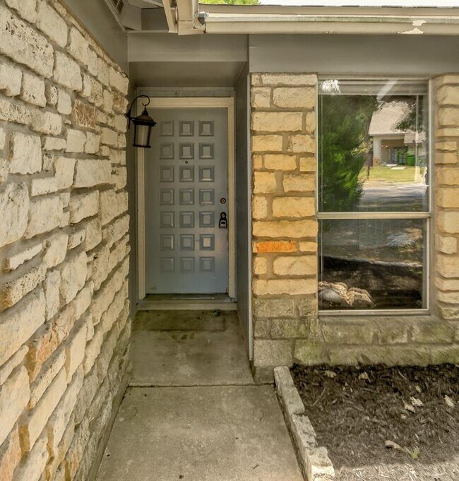 Building Photo - 2107 Laura Ct