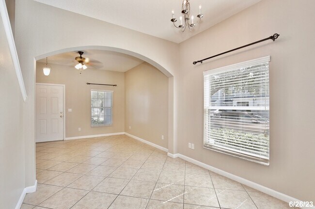Building Photo - Spacious 4/2.5 Townhome with 1 Car Garage ...