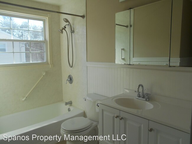 Building Photo - 2 br, 1 bath House - 1 Colonial Drive Unit 4