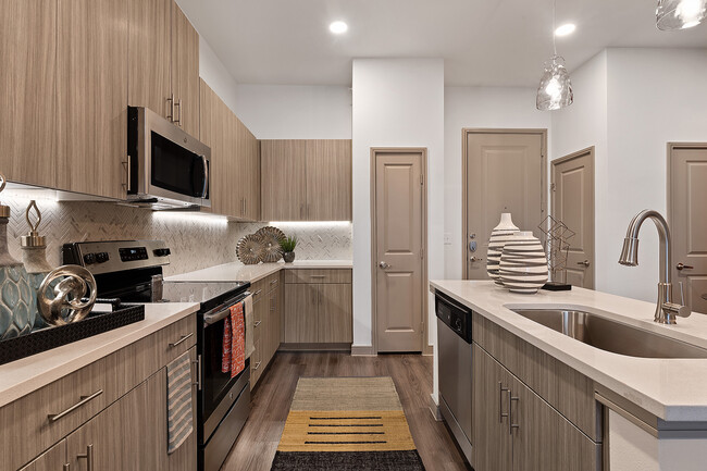 1BR, 1BA - 840SF - Kitchen - West Love