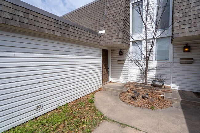 Foto del edificio - Spacious Backyard, 2 Car Garage, Close to NW Expressway!