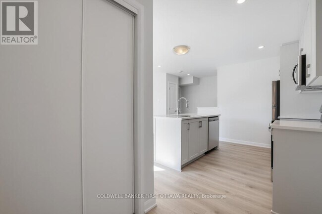 Building Photo - 917 Creekway Private