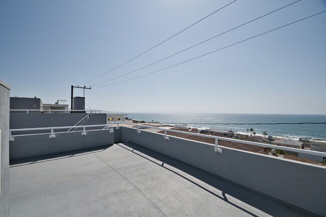 Building Photo - 3220 Crest Dr