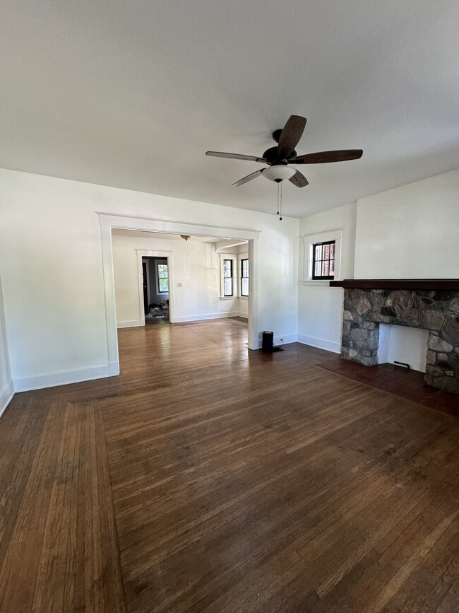 Spacious rooms - 45 Hartweg Ave
