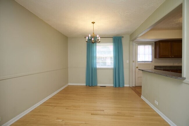 Foto del edificio - 1326 Meadow Ln