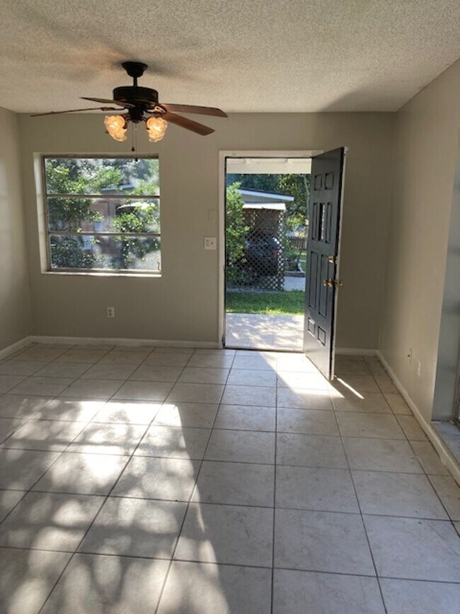 Foto del edificio - 2 Bed 1 Bath Home With Fenced Yard Pet Fri...