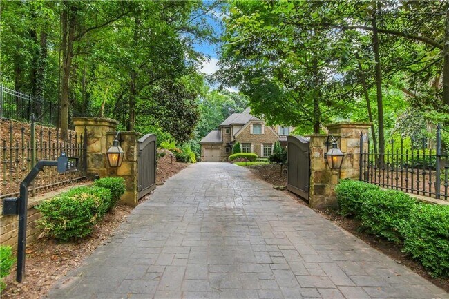 Foto del edificio - 5265 Peachtree Dunwoody Rd NE