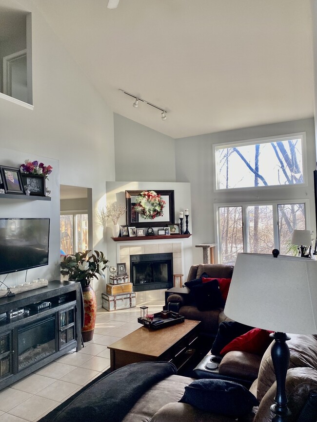 Building Photo - 102 Ravinia Dr