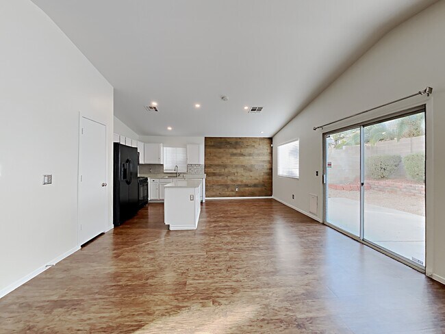 Foto del edificio - 9395 Santa Fe Rose St