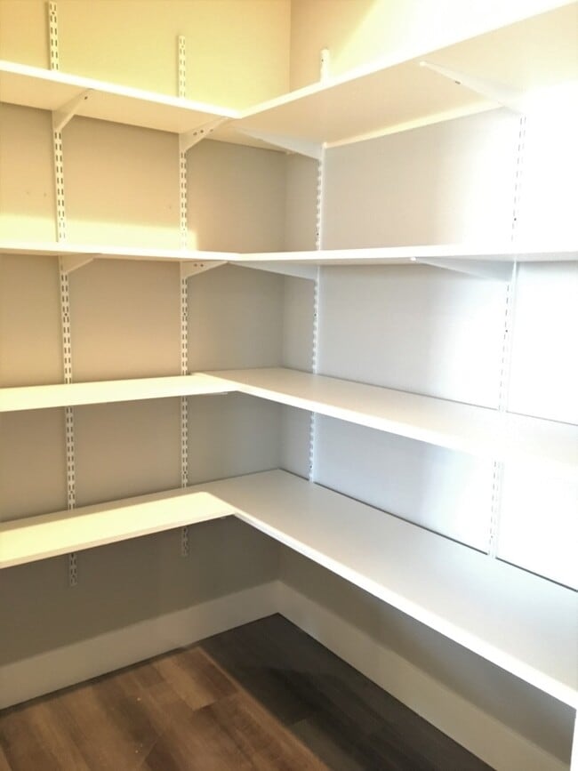 Building Photo - Don't Miss Out On This Five Mile Area 3 Be...