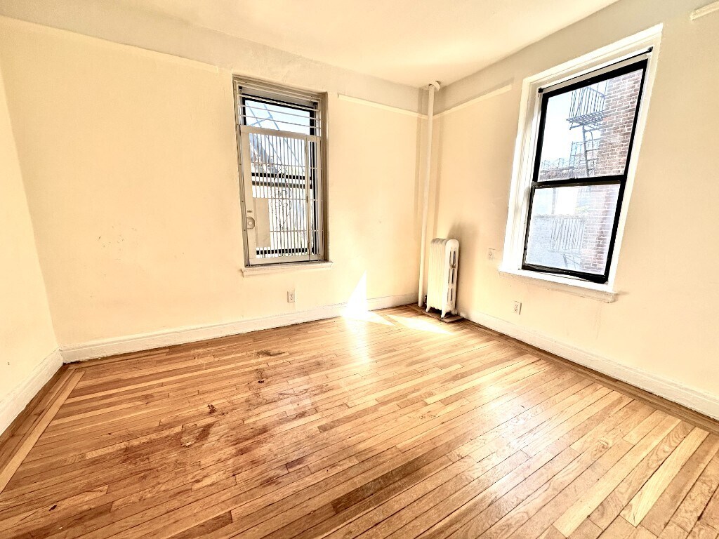 Building Photo - 5008 Broadway-