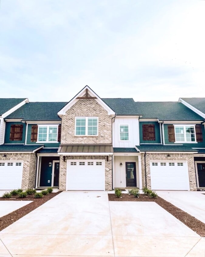 Oakwood Village Townhomes Apartments in Murfreesboro, TN