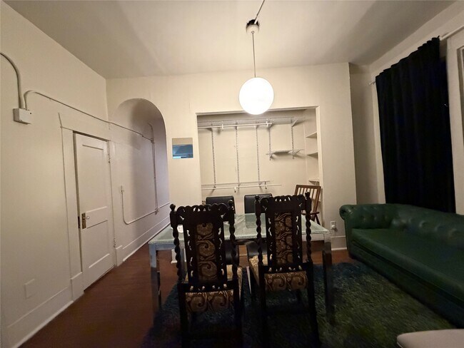 Foto del edificio - 402 Hyde Park Blvd