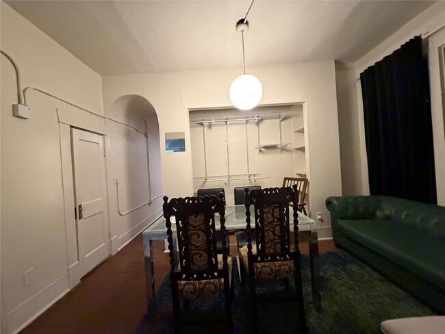 Building Photo - 402 Hyde Park Blvd