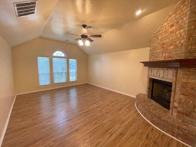 Building Photo - 3 bed plus office with storm shelter in Moore Schools!