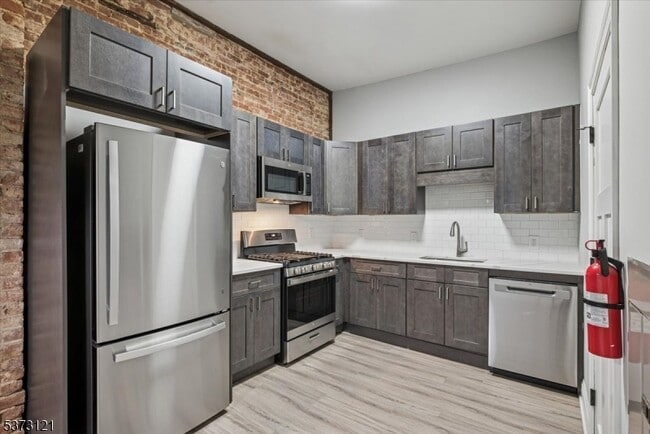 Foto del edificio - 28 W Main St