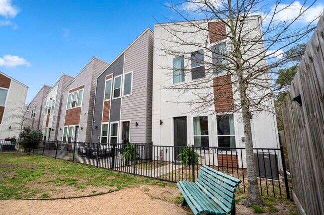 Building Photo - 594 Janisch Rd