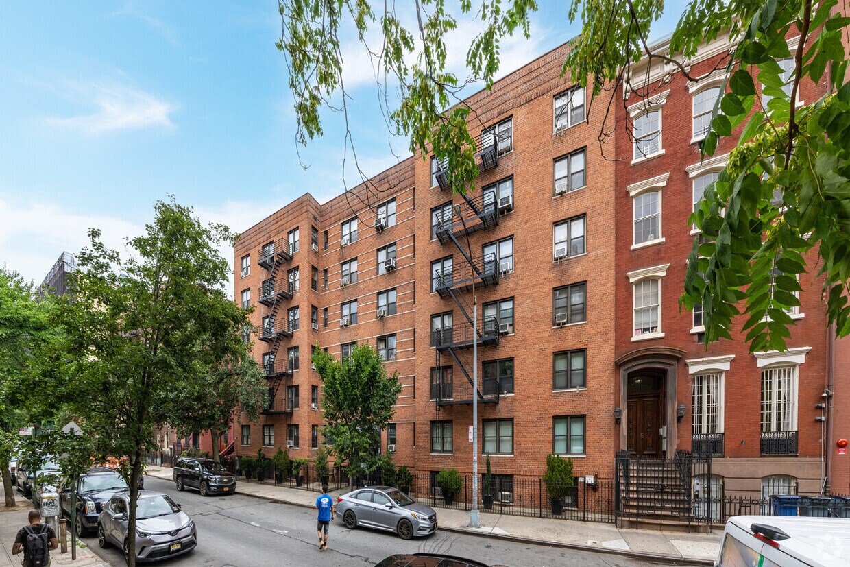 Primary Photo - 305 W 18th St