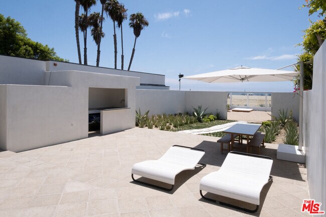 Foto del edificio - 918 Palisades Beach Rd