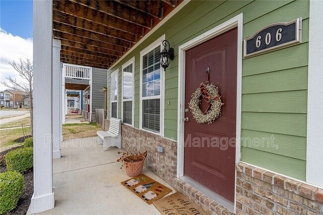 Building Photo - 606 N Tennyson Ln