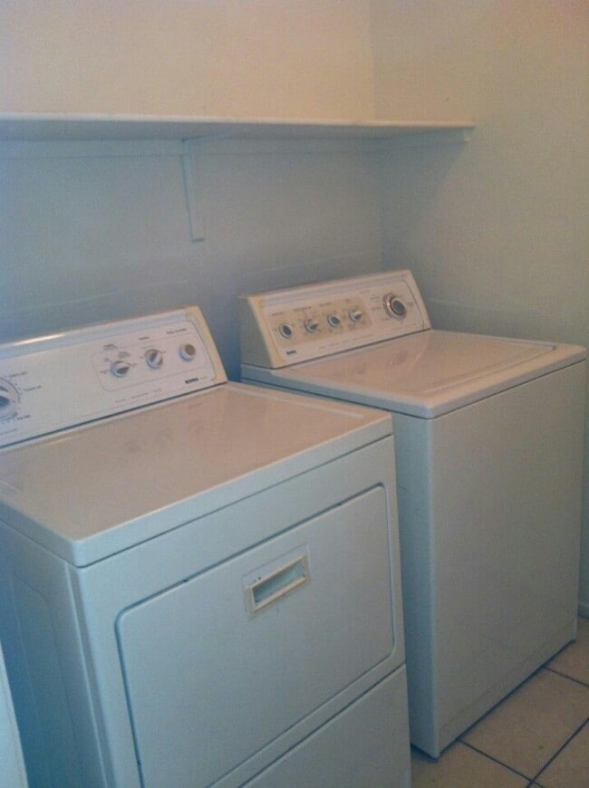 Building Photo - Single Story 4 Bed/2 Bath Single Story Hom...