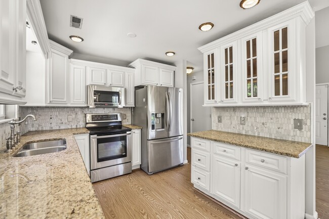 Building Photo - 3127 Creekview Ln