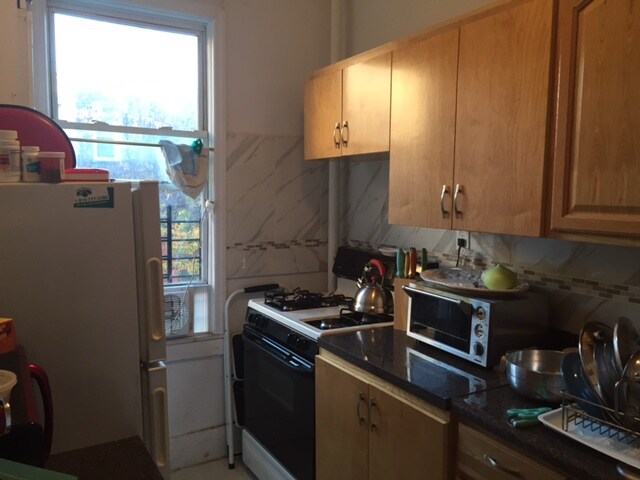 Interior Photo - 2776 Valentine Ave
