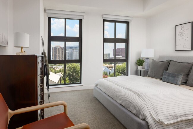 Foto del edificio - 3-Bedroom Apartment with Easy Access to Pu...