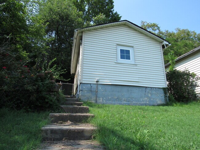 Building Photo - 3690 River Rd