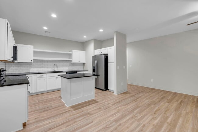 Building Photo - 1932 E Village Estates Ct