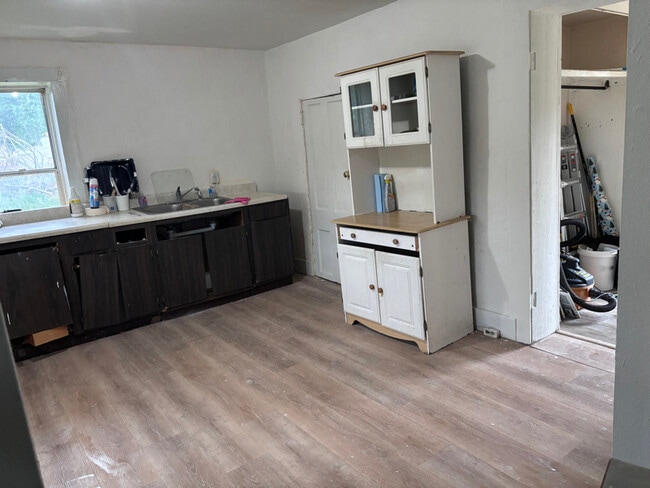 Building Photo - 205 N Hendren Ave