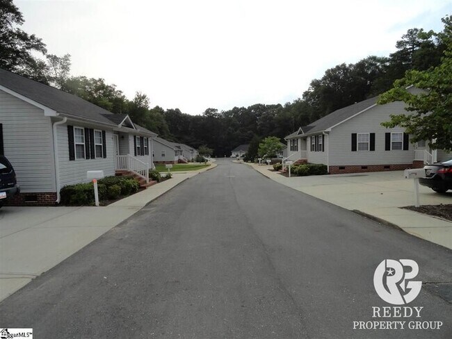Building Photo - GORGEOUS 2 bed 2 bath ready now!