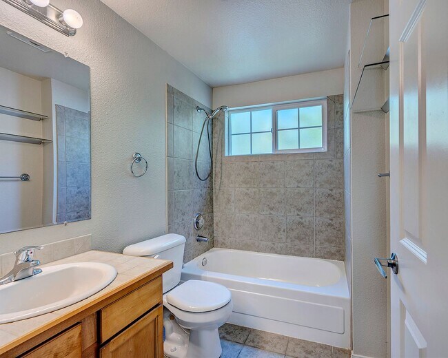Building Photo - Echo Lake One Bedroom