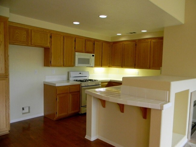 Building Photo - Two story townhome in Eastlake Trails