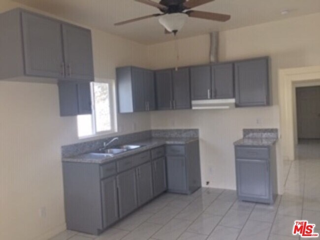 Foto del edificio - 1361 E 23rd St