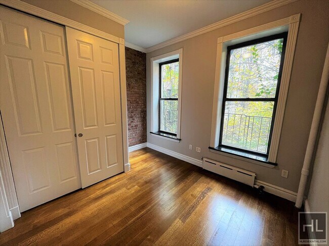 Building Photo - 10TH AVE.